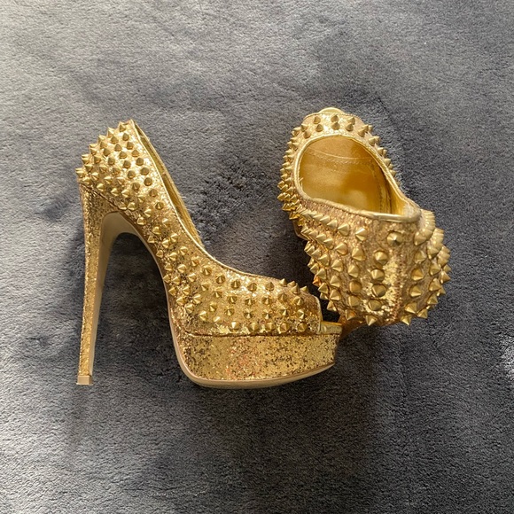 Gold spike 5”stilletto (1” is platform) Steve Madden. Very sexy - Picture 1 of 5